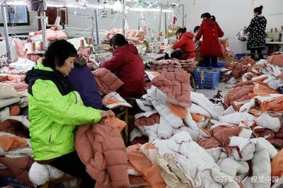 江苏扬州 春节将至，服装厂村民加工忙 女装销售迎高峰